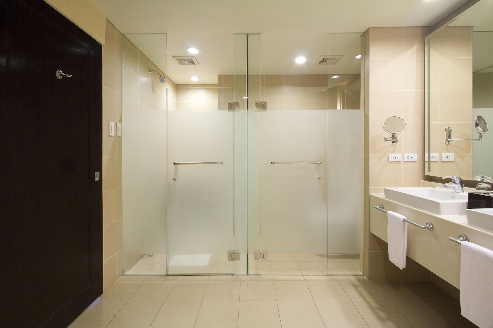 Taal Vista Hotel Тагайтай Экстерьер фото A walk-in shower