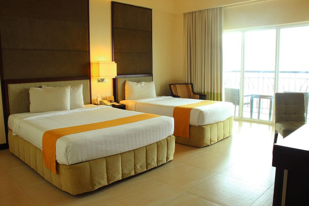 Taal Vista Hotel Тагайтай Экстерьер фото A room at the hotel
