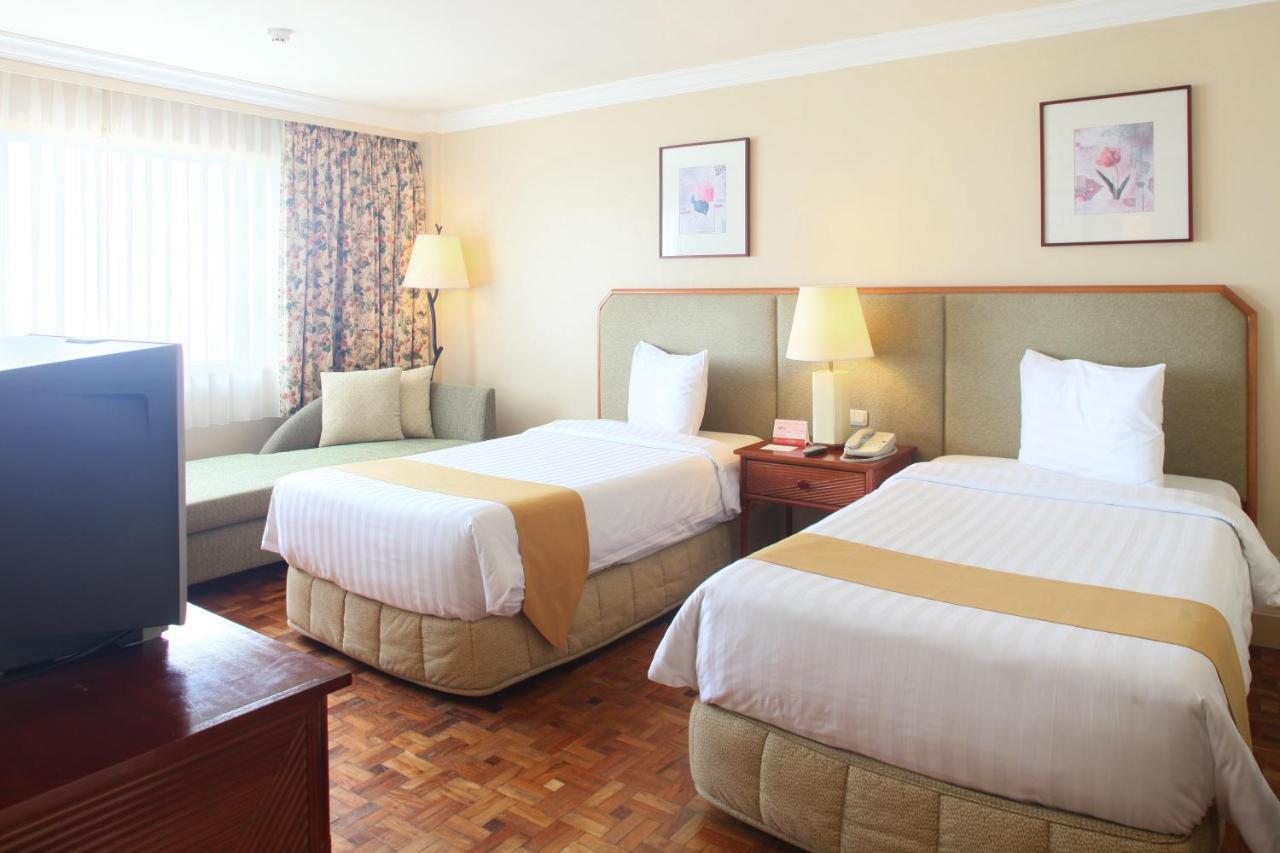 Taal Vista Hotel Тагайтай Экстерьер фото A room at the hotel
