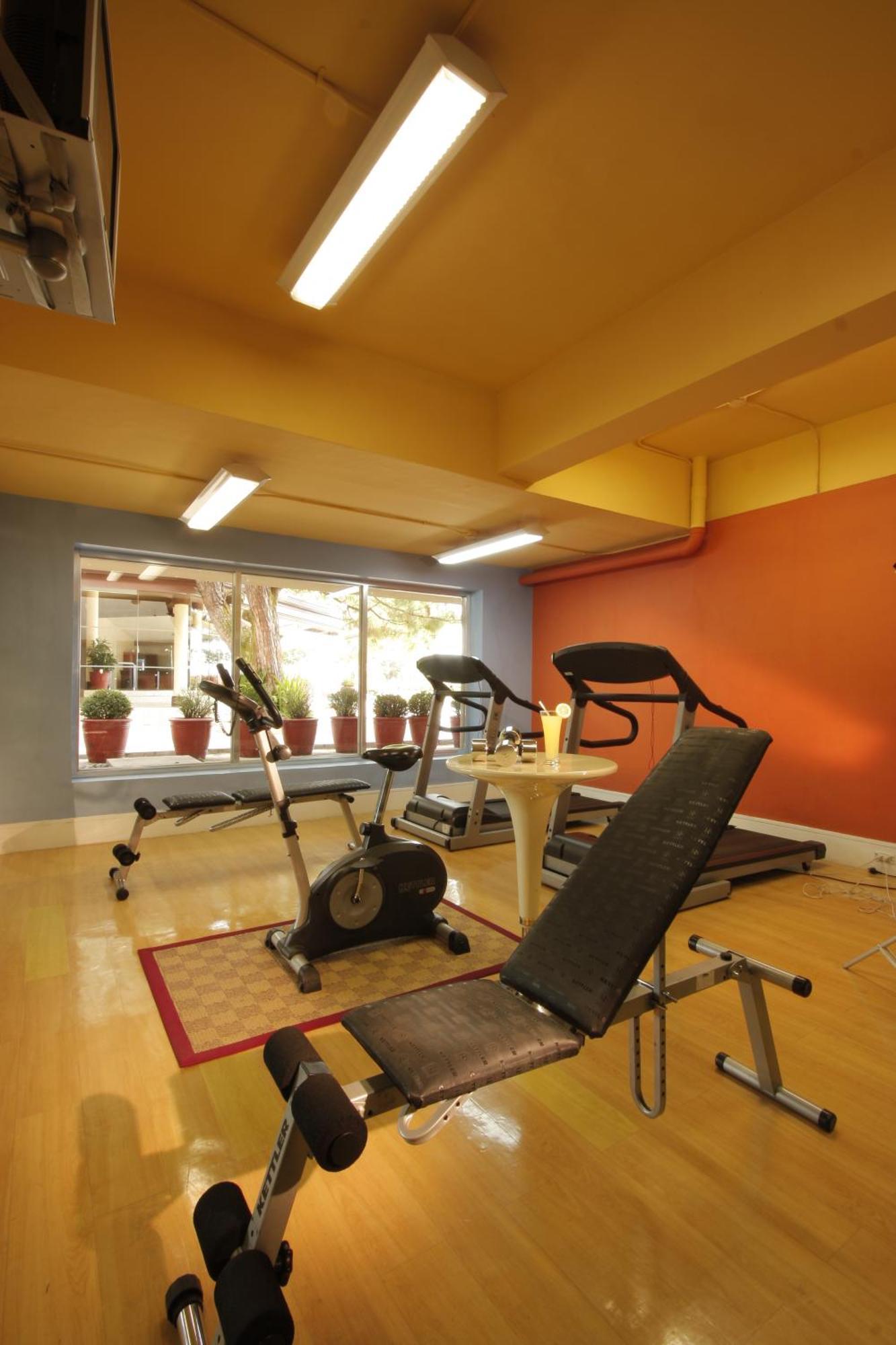 Taal Vista Hotel Тагайтай Экстерьер фото The gym at the hotel