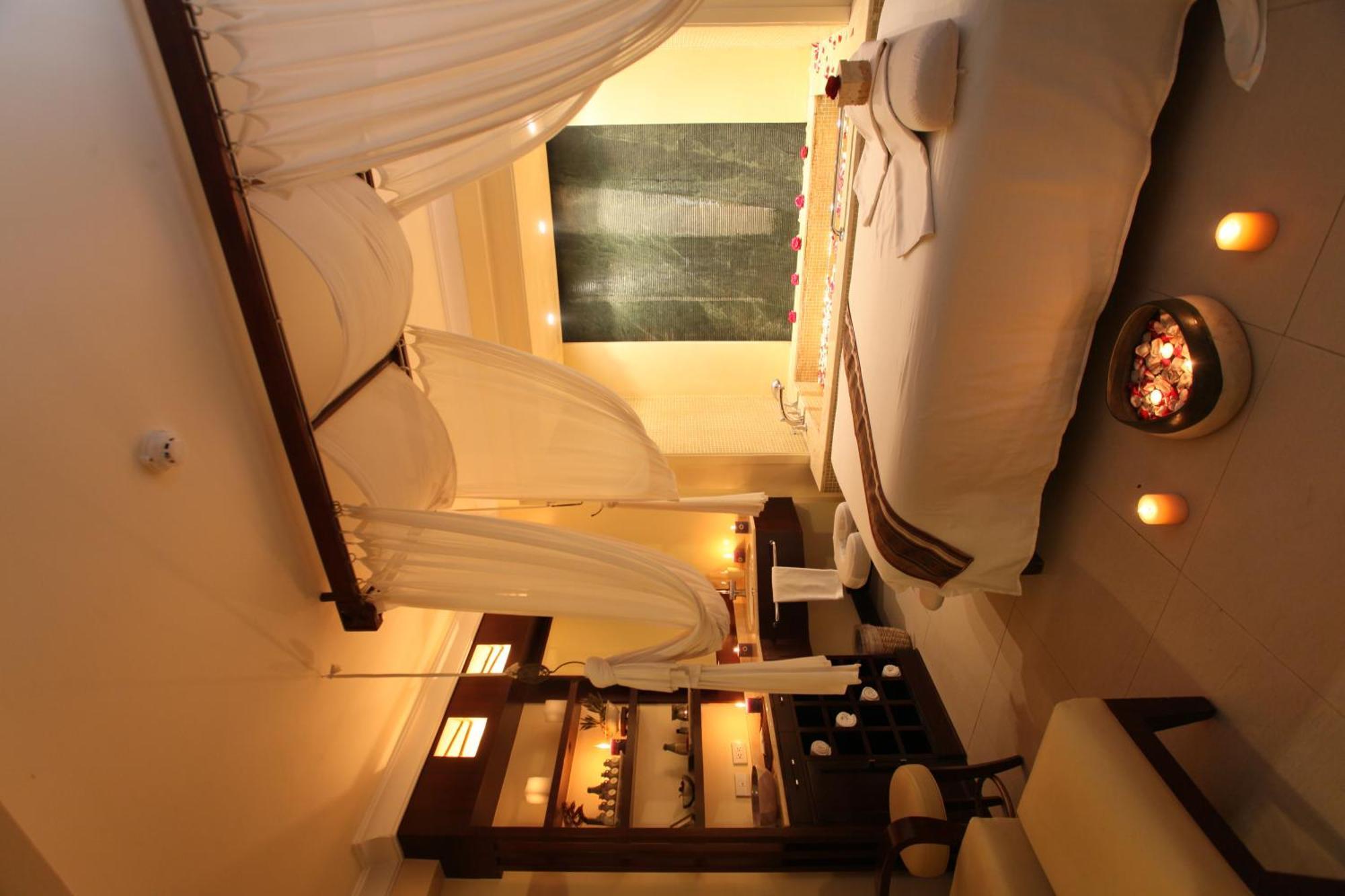 Taal Vista Hotel Тагайтай Экстерьер фото A room at the spa