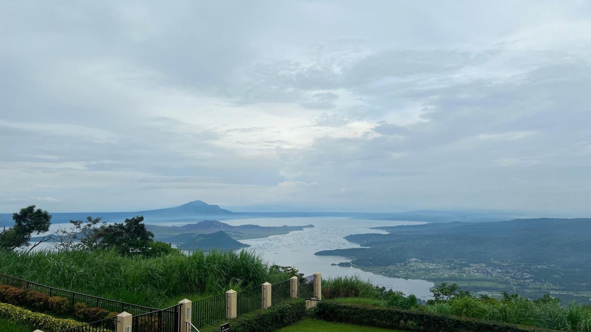 Taal Vista Hotel Тагайтай Экстерьер фото View of the lake from the resort