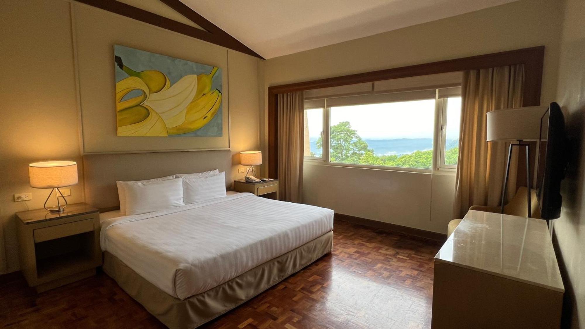 Taal Vista Hotel Тагайтай Экстерьер фото A bedroom at the Shangri-La Hotel, Kuala Lumpur