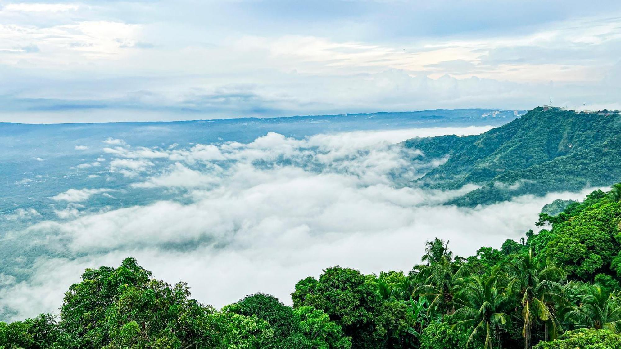 Taal Vista Hotel Тагайтай Экстерьер фото View from the top of Mount Apo