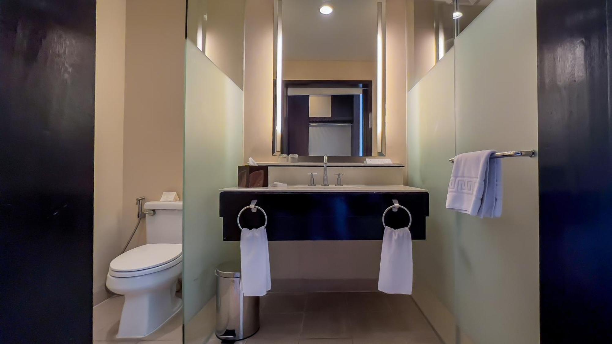 Taal Vista Hotel Тагайтай Экстерьер фото Bathroom in a hotel