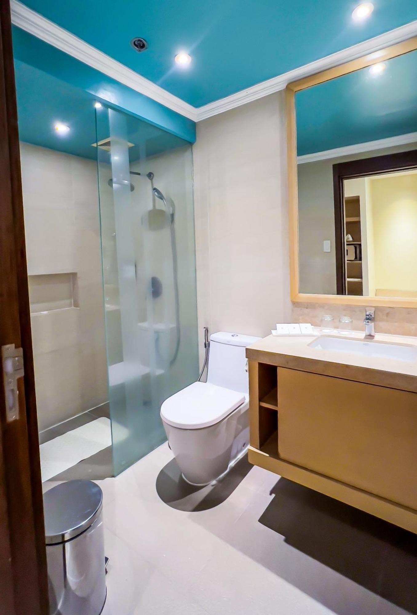 Taal Vista Hotel Тагайтай Экстерьер фото A bathroom with a shower cubicle