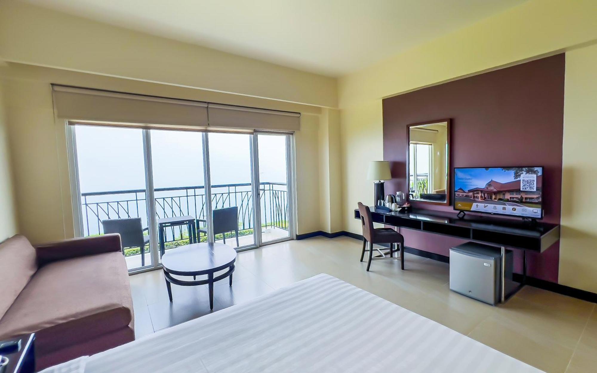 Taal Vista Hotel Тагайтай Экстерьер фото Deluxe Ocean View