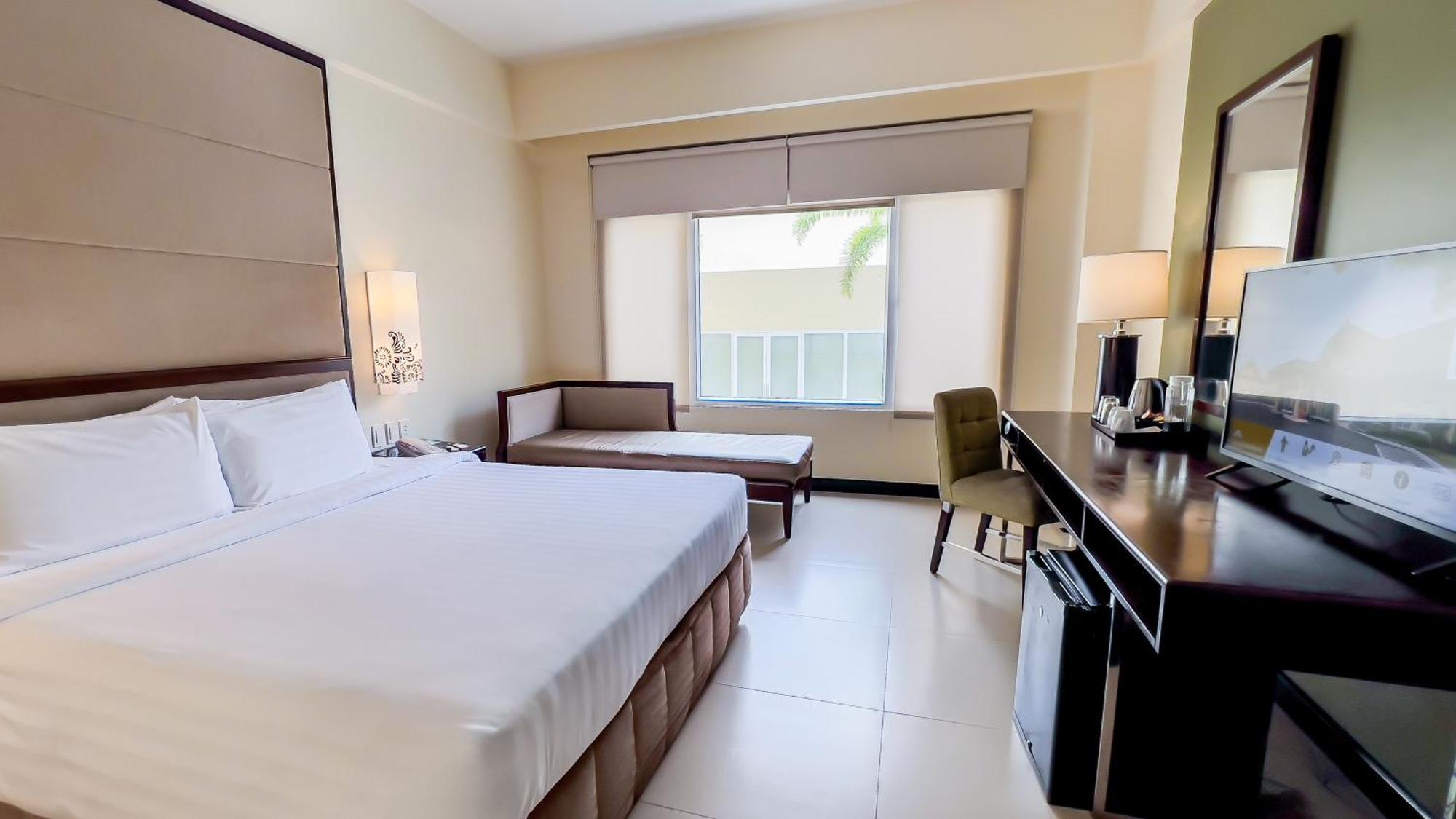 Taal Vista Hotel Тагайтай Экстерьер фото A room at the hotel