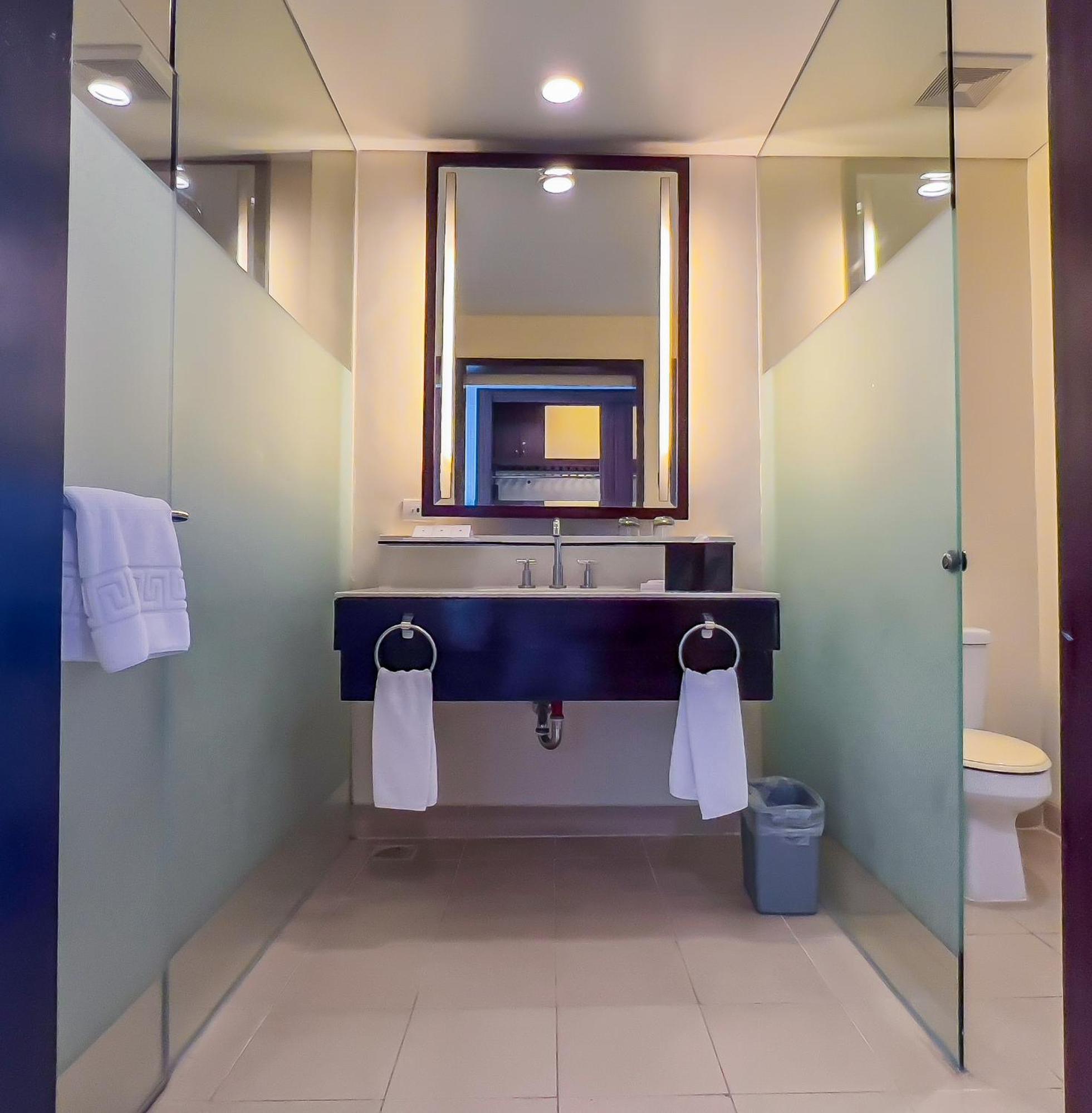 Taal Vista Hotel Тагайтай Экстерьер фото A bathroom in a hotel