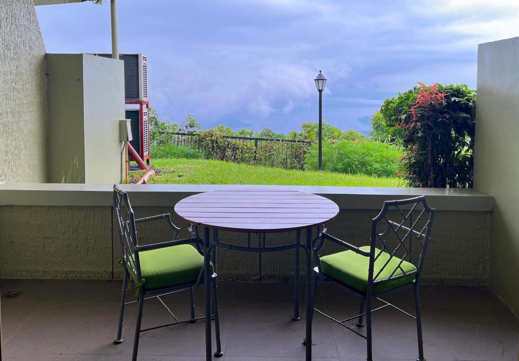 Taal Vista Hotel Тагайтай Экстерьер фото A balcony in a condominium