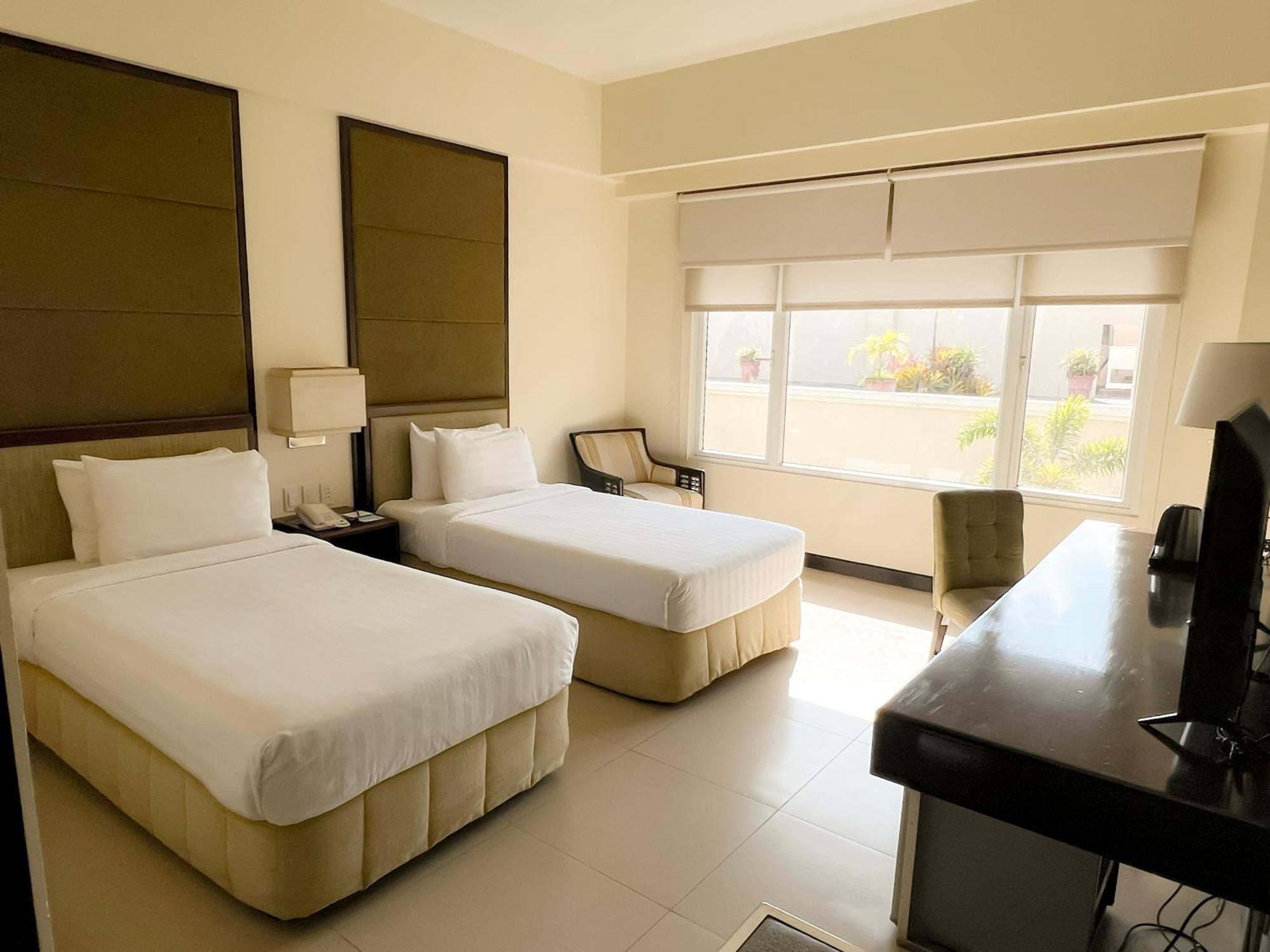 Taal Vista Hotel Тагайтай Экстерьер фото A room at the hotel