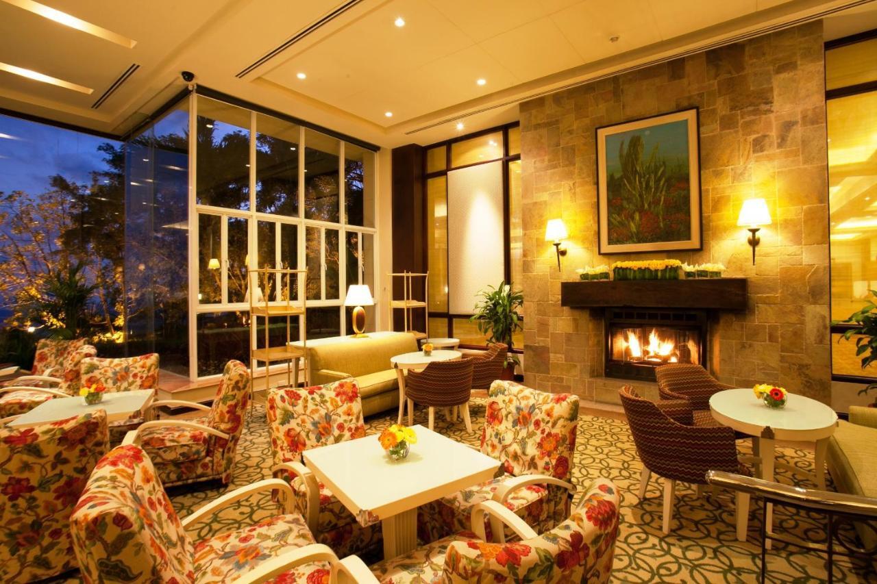 Taal Vista Hotel Тагайтай Экстерьер фото The lobby